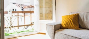 A Stunning Apartment in Old Cognac, Close to All Amenities.