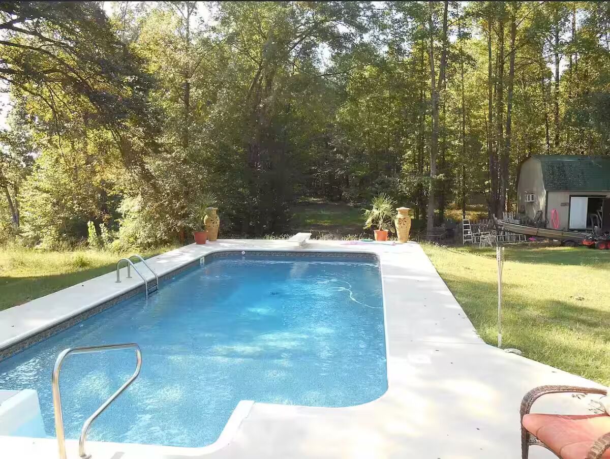 Una piscina al aire libre