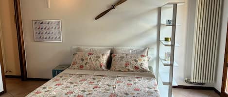 1 habitación, wifi y ropa de cama