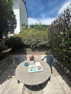 Outdoor dining - Mari's Home: An Elegant Apartment on Lake Maggiore (Luino)