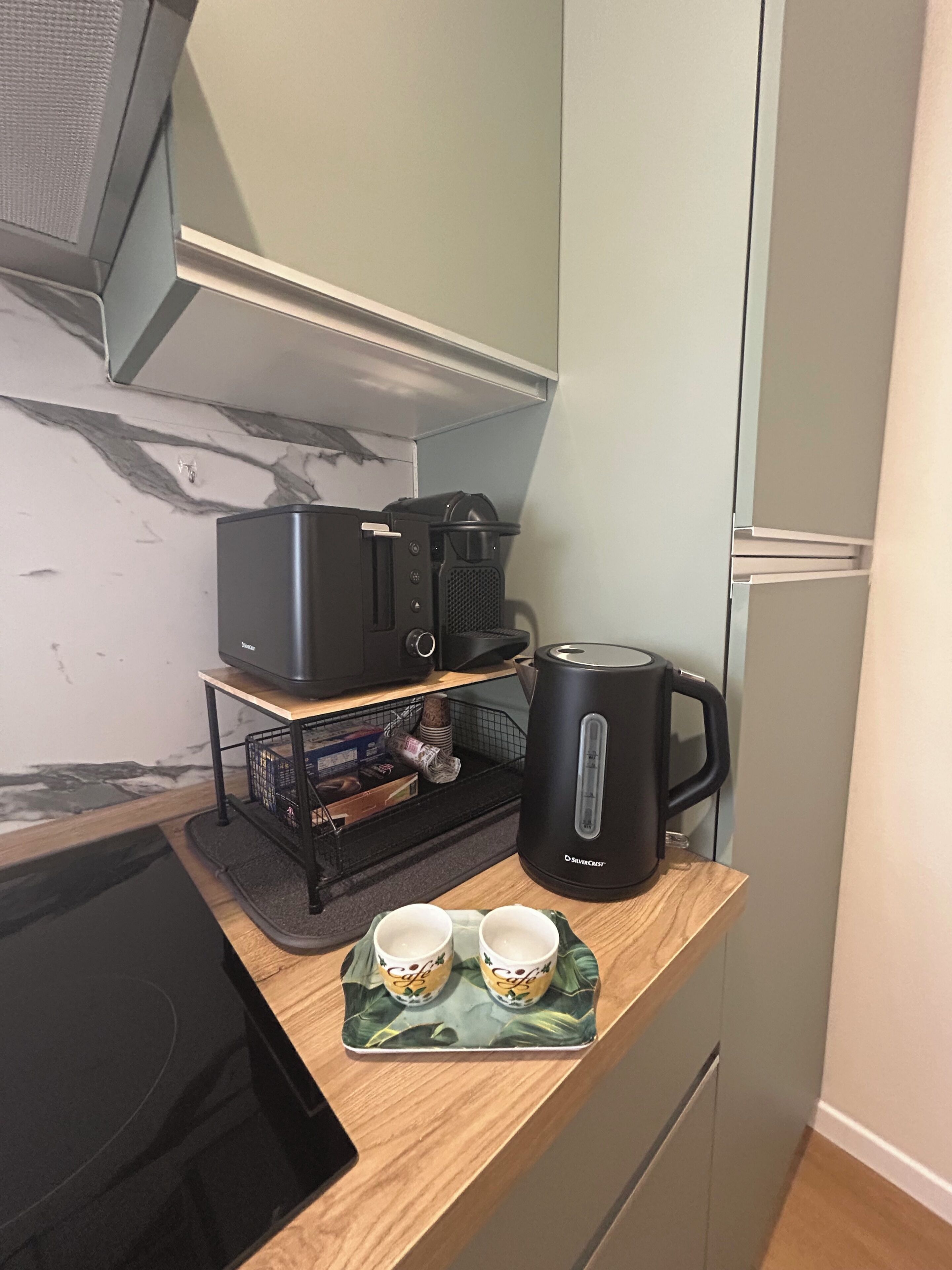 Cafetière/bouilloire, réfrigérateur, four, plaque de cuisson