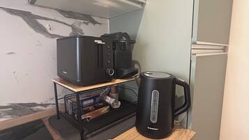 Cafetière/bouilloire, réfrigérateur, four, plaque de cuisson