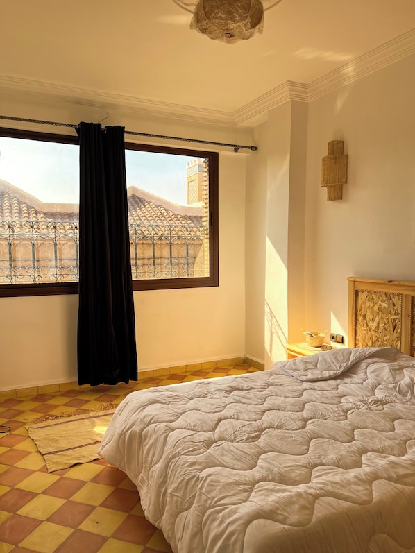 Habitación doble, para no fumadores, vista a la ciudad | Escritorio, espacio para trabajar con laptop y wifi gratis