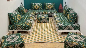 Una habitación con cama, lámpara colgante y ventana.