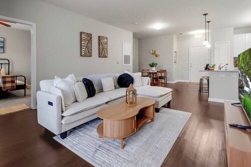2BR/2BA Luxury | Walkable + Parking | PET Friendly