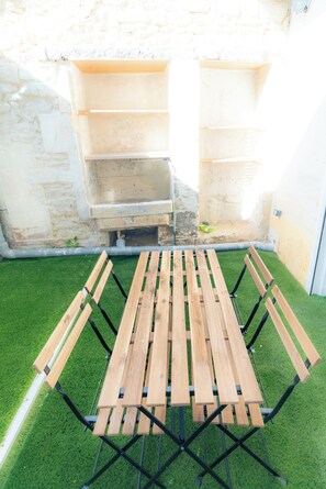 Outdoor dining - Stunning Apartment in Old Cognac, Close to All Amenities (Cognac)