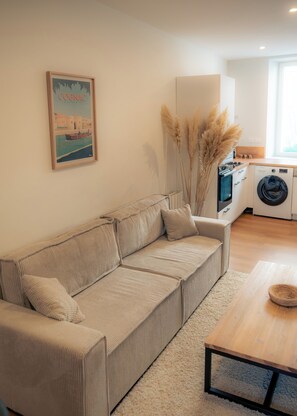 Living area - Stunning Apartment in Old Cognac, Close to All Amenities (Cognac)