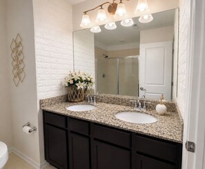 Bathroom - Charming 3-bedroom townhome in peaceful Aldie (Aldie)