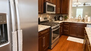 Unclassified image, 2 of 36, button - Charming 3-bedroom townhome in peaceful Aldie (Aldie)