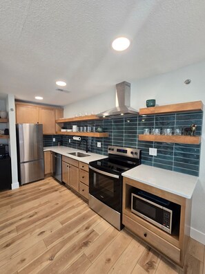 Private kitchen - The Sage House: Serene Lakefront retreat with Boat Slip in Osage Beach, MO (Osage Beach)