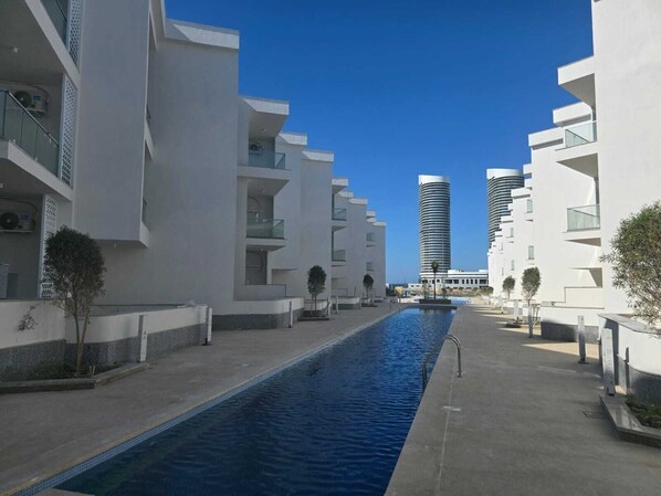 Una piscina al aire libre de temporada