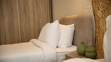 Minibar, espacio para trabajar con laptop y cortinas blackout
