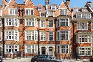 A row of red brick townhouses with bay windows and white trim. - HS4 - Beautiful 2-Bed Family Apt in Kensington (Greater London)