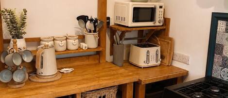 冷蔵庫、電子レンジ、オーブン、コンロ