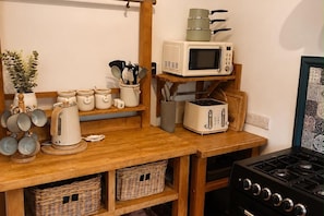 Fridge, microwave, oven, stovetop - Sleeps 6 - House in Exmouth (Exmouth)