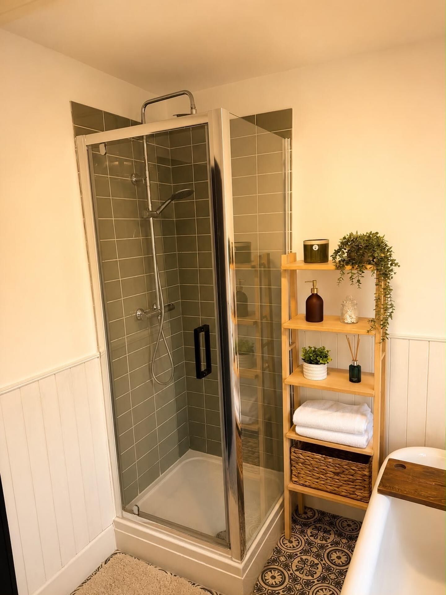 Bañera y ducha independientes, bañera profunda, secador de pelo, toallas