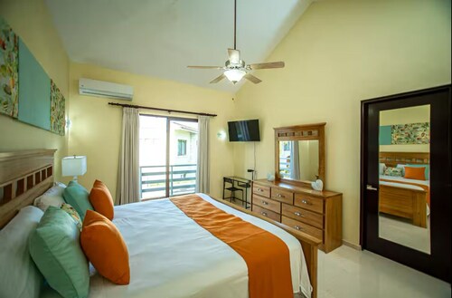 9 bedrooms 11 beds property of 3 private villas all next door
