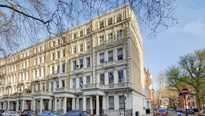 A multi-story building with a classical architectural style, featuring a symmetrical facade with evenly spaced windows and decorative elements. - CG12 - 2 Bedroom Apt, Kensington Garden Square View (London)