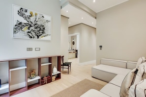 A modern living room with a sofa, a coffee table, and a bookshelf. - BR9 - Elegant 2-Bed near Borough Market (Greater London)