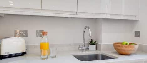 Coffee/tea maker, fridge, microwave, oven