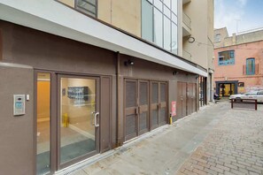 A building with a ground-floor entrance, a fire alarm, and a visible window. - BR13 - Elegant 1-Bed near London Bridge (Greater London)