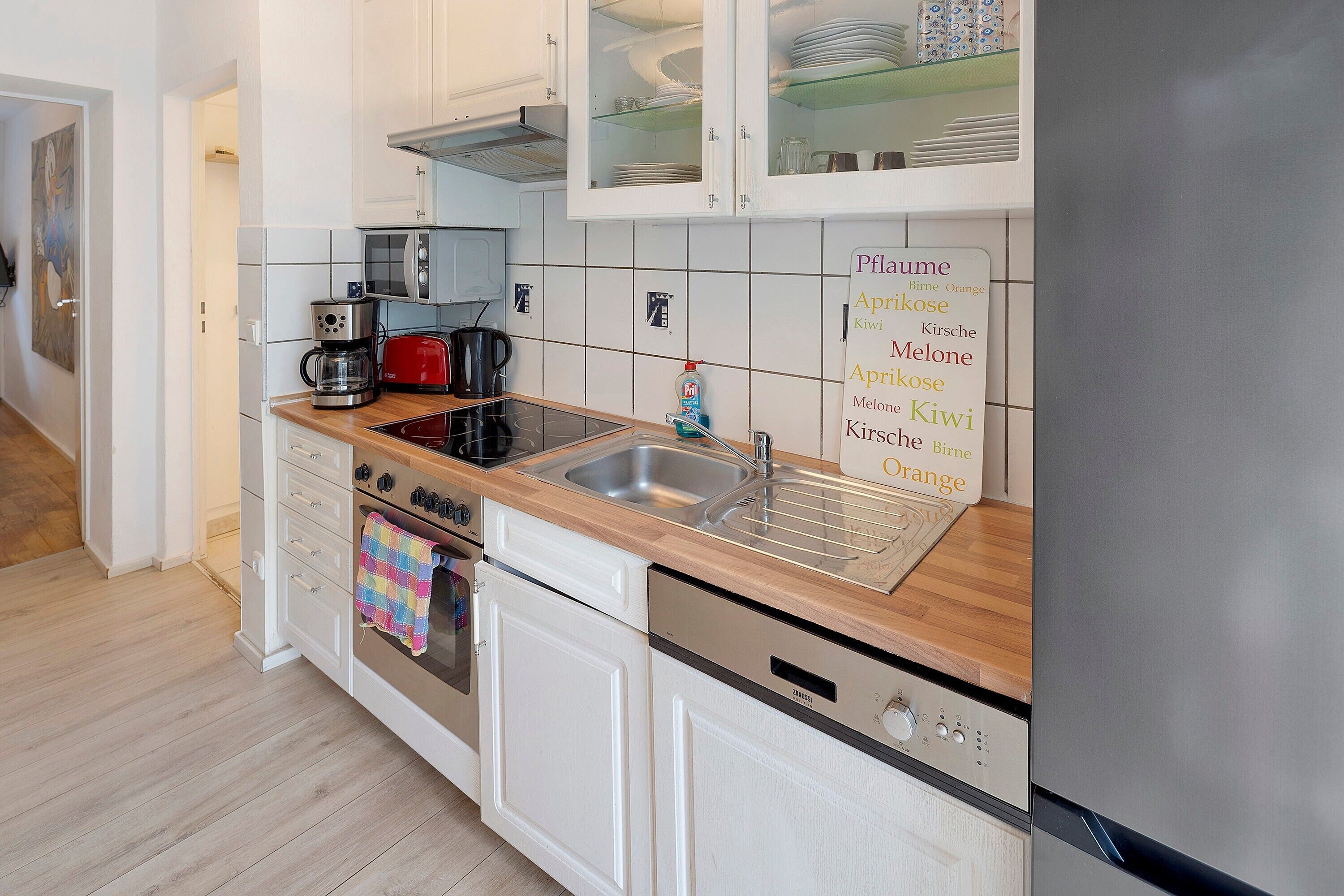 Wasserkocher mit Kaffee-/Teezubehör, Kühlschrank, Mikrowelle, Ofen