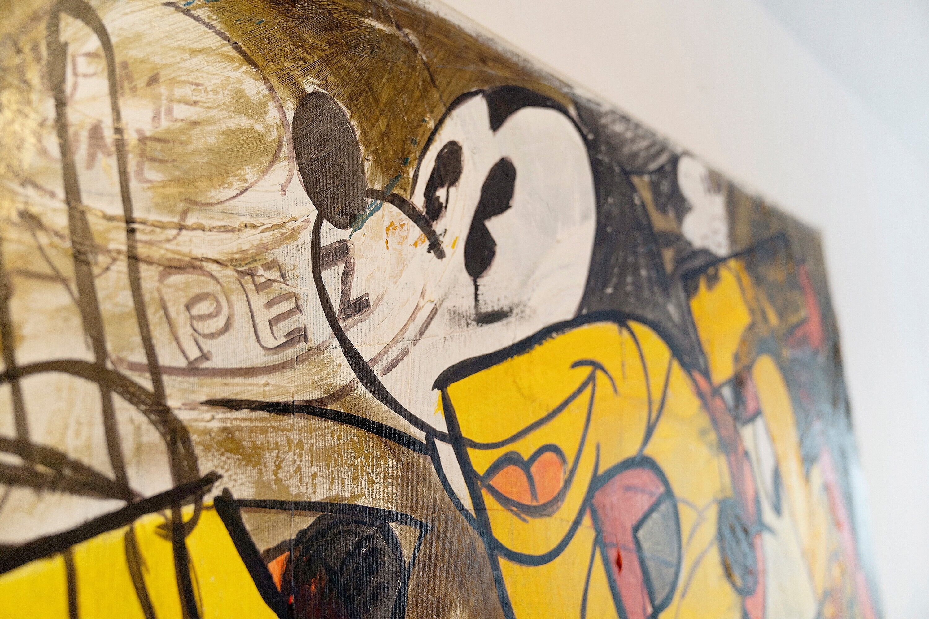 Ein Detailaufnahme einer Wand mit Graffiti, darunter eine markante Comicfigur.