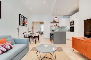 A modern apartment with a living room, dining area, kitchen, and a TV. - BR11 - Contemporary 2-Bed with City Vibes (Greater London)
