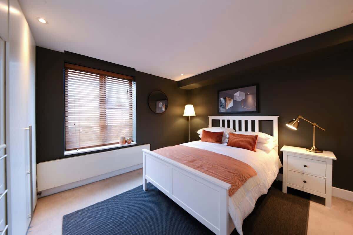 Iron/ironing board, travel crib, WiFi, bed sheets