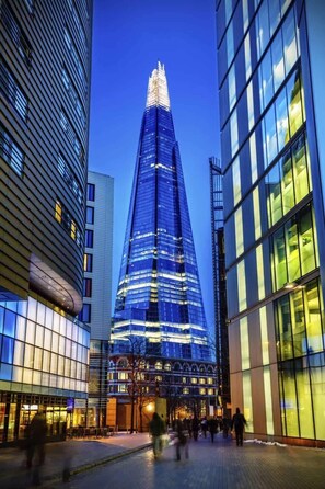 A modern skyscraper with a distinctive pointed top, surrounded by other high-rise buildings. - BR6 - Beautiful 1 Bed Flat in Heart of Borough (Greater London)
