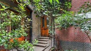 A brick building with a wooden door and steps leading to a porch. - VY6 - Stylish Loft-Style 1-Bed Near Borough Market (Greater London)