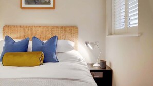 A neatly made bed with a headboard, a bedside lamp, and a framed picture on the wall. - VY6 - Stylish Loft-Style 1-Bed Near Borough Market (Greater London)