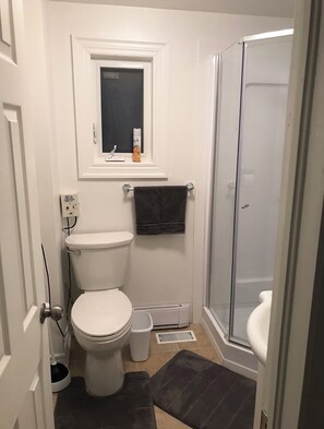 Bathroom - Pigeon Lake Waterfront Cottage (Kawartha Lakes)