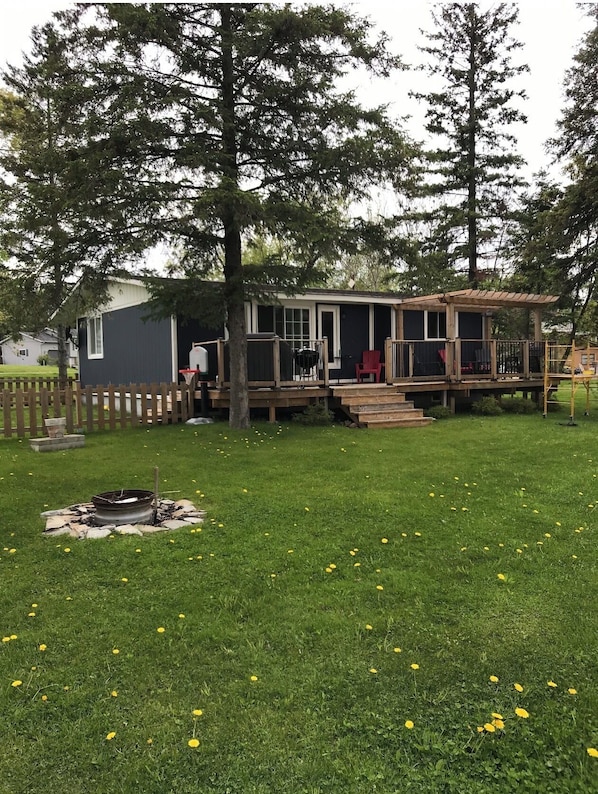 Terrace/patio - Pigeon Lake Waterfront Cottage (Kawartha Lakes)