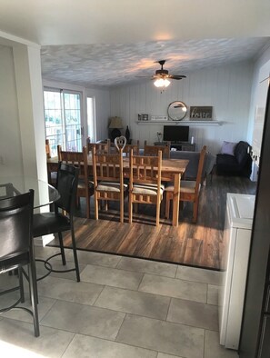 Dining - Pigeon Lake Waterfront Cottage (Kawartha Lakes)