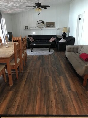 Living area - Pigeon Lake Waterfront Cottage (Kawartha Lakes)
