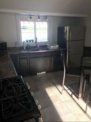 Private kitchen - Pigeon Lake Waterfront Cottage (Kawartha Lakes)
