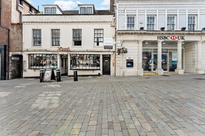 Kadulla sijaitsee ravintola nimeltä Zizzi sekä HSBC UK -pankin toimipiste.