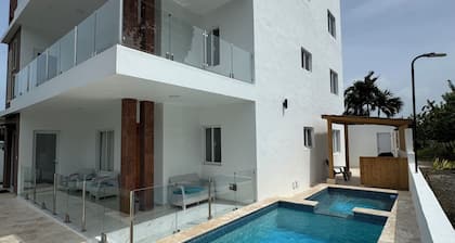 35 Min POP Airport Modern Oasis Near Beach