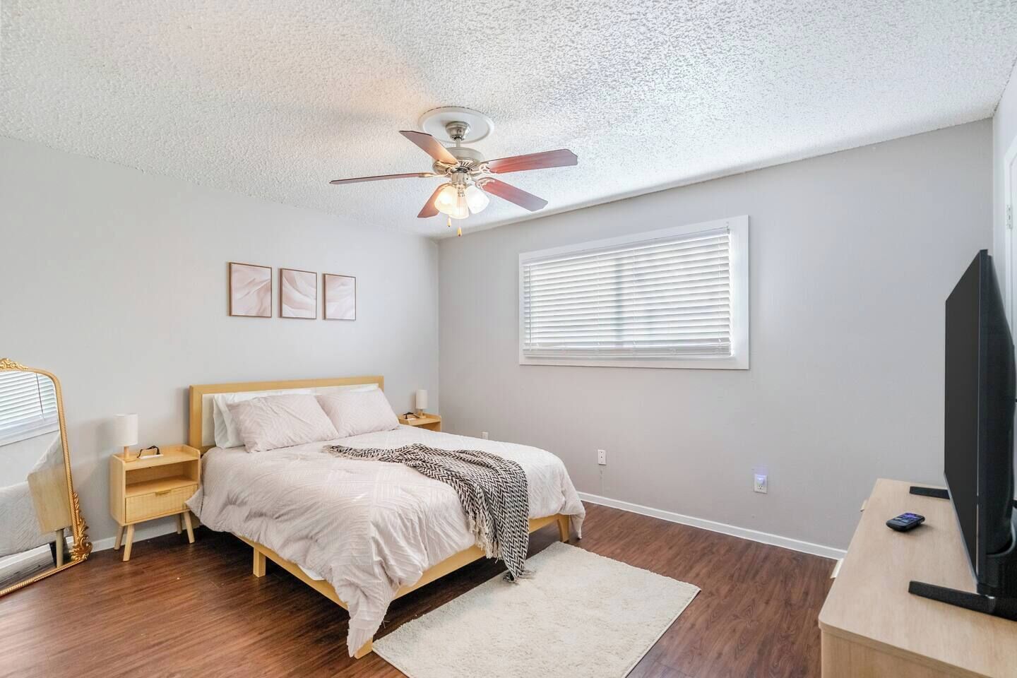 Iron/ironing board, WiFi, bed sheets