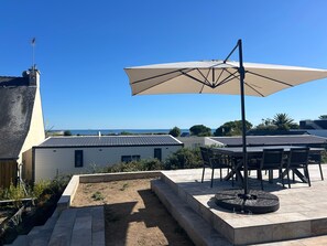 Outdoor dining - Ty Killy Holiday Home – Exceptional Sea View, 1-Min Walk to Beach, Sleeps 6–8 (Sarzeau)