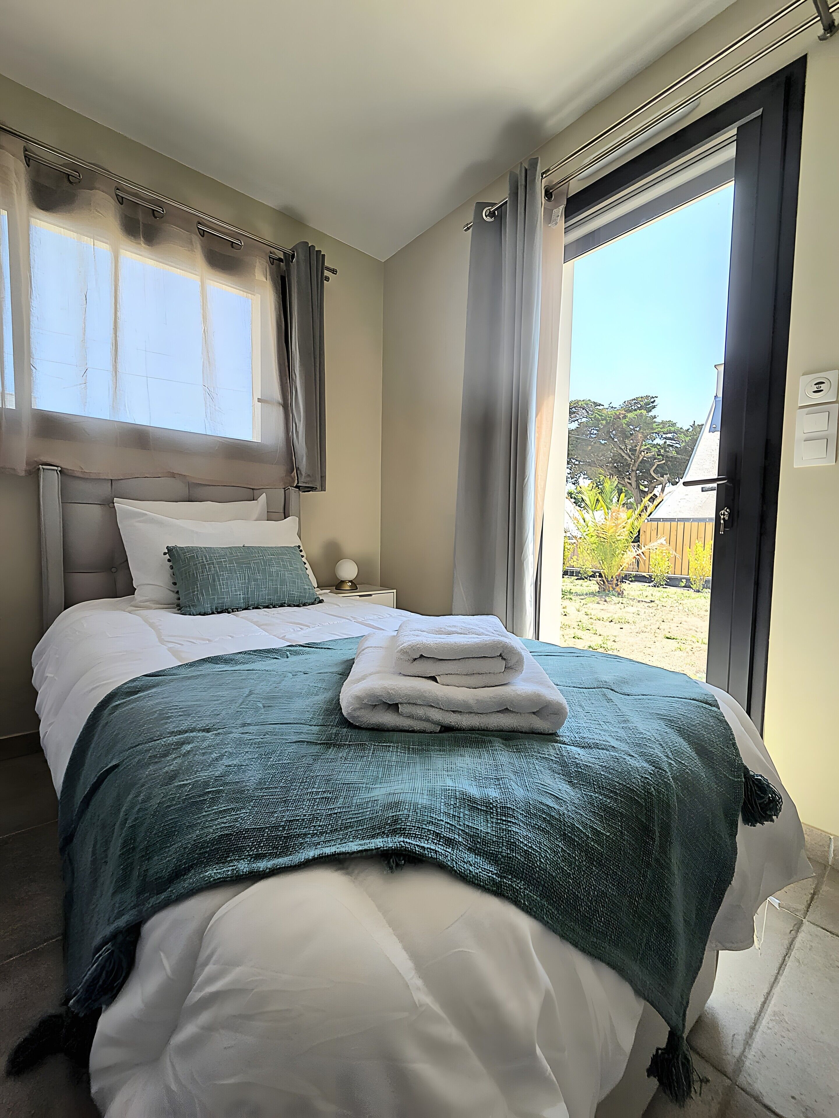 Iron/ironing board, WiFi, bed sheets