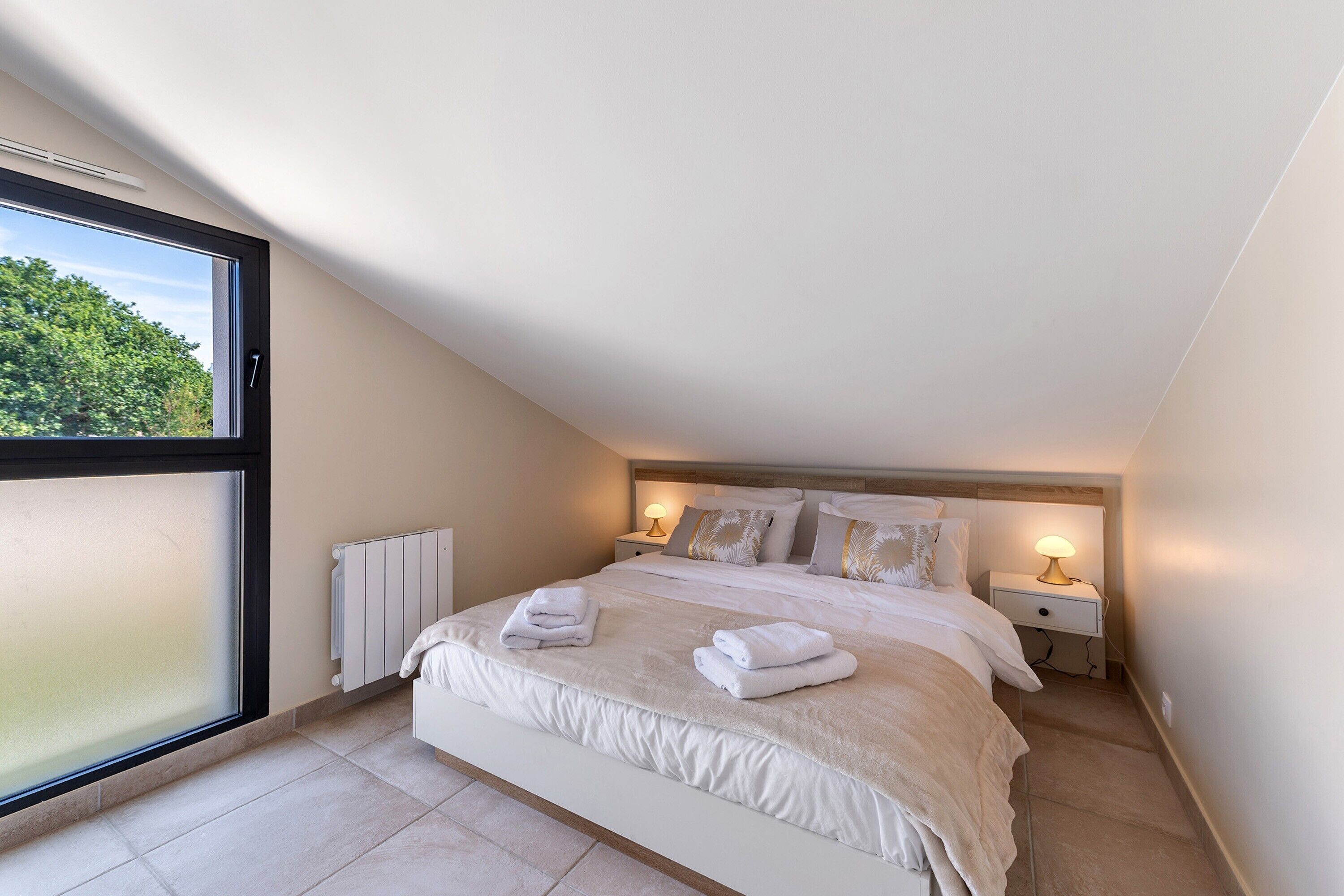 3 habitaciones, tabla de planchar con plancha, wifi y ropa de cama 