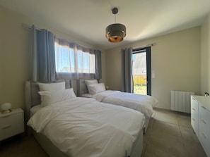 Iron/ironing board, WiFi, bed sheets - Ty Killy Holiday Home – Exceptional Sea View, 1-Min Walk to Beach, Sleeps 6–8 (Sarzeau)