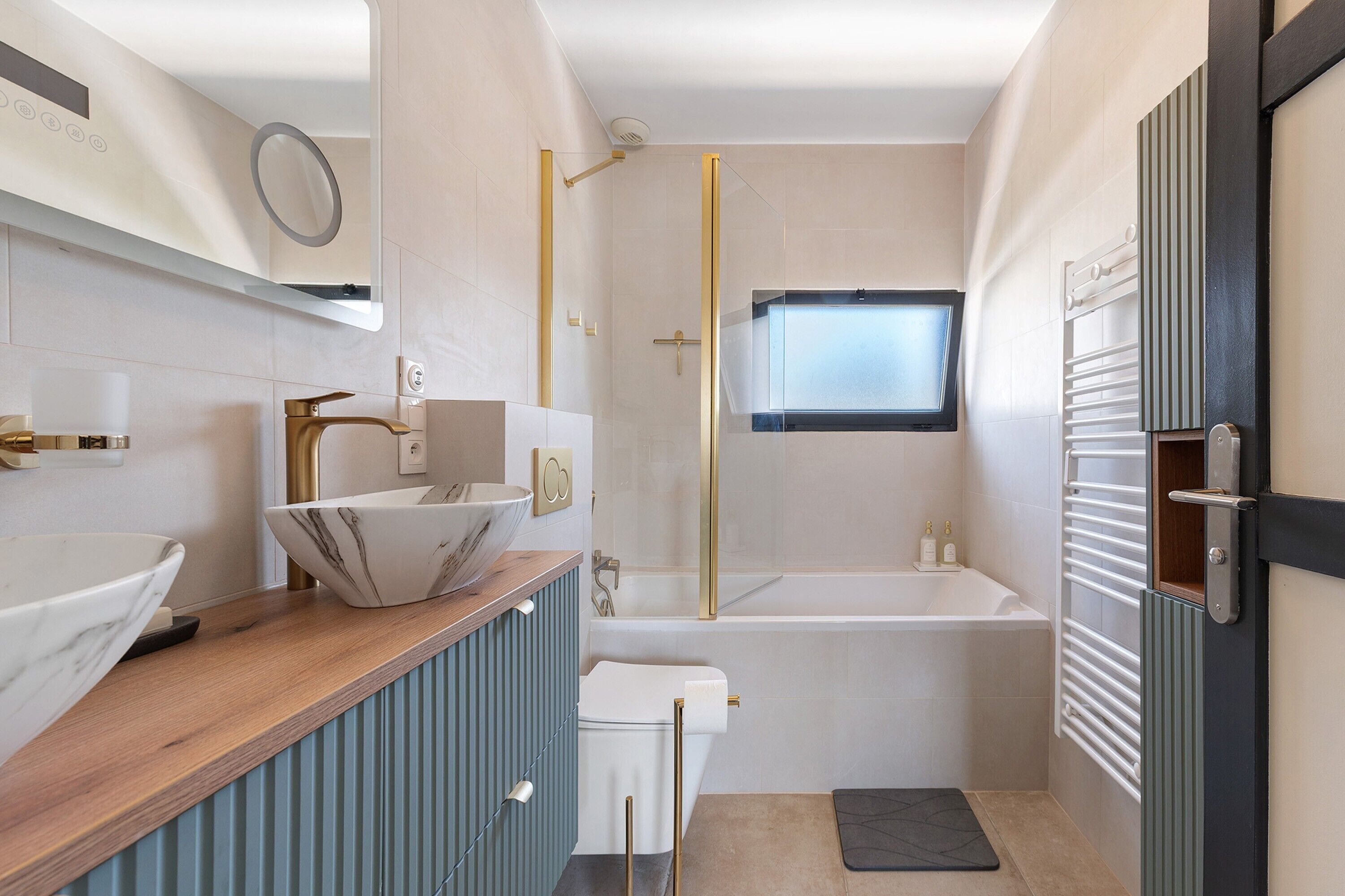 Shower, hair dryer, towels