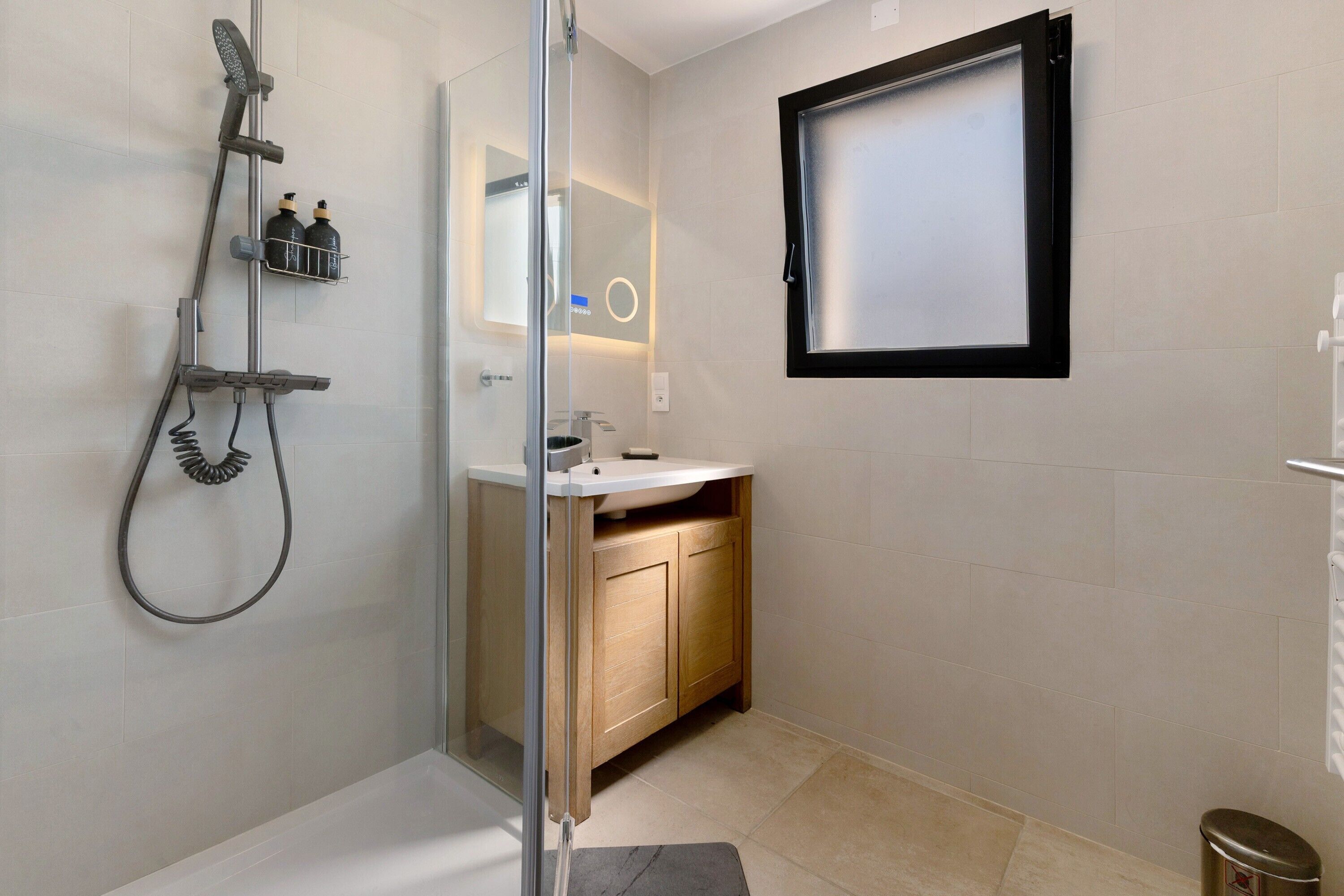 Een douche, een haardroger, handdoeken