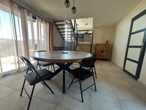 Dining - Ty Killy Holiday Home – Exceptional Sea View, 1-Min Walk to Beach, Sleeps 6–8 (Sarzeau)