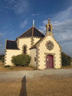 Exterior - Ty Killy Holiday Home – Exceptional Sea View, 1-Min Walk to Beach, Sleeps 6–8 (Sarzeau)