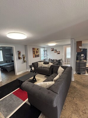 Living area - 3-bedroom house in charming Clarksville with AC for relaxing stays (Clarksville)