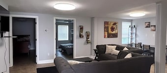 3-bedroom house in charming Clarksville with AC for relaxing stays